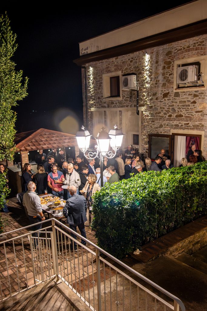 L’aperitivo all’esterno del Teatro di Chianni prima del concerto del 9 ottobre 2026